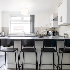 Guest house Spacious 4-bedroom | Pool Table, Cardiff